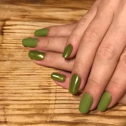 Manikīrs ar gēllakas pārklājumu un Mirror powder dizainu