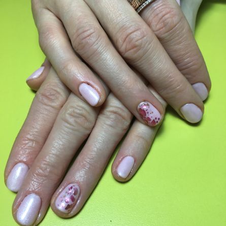 Manikīrs ar gēllakas pārklājumu un Chrome dizains