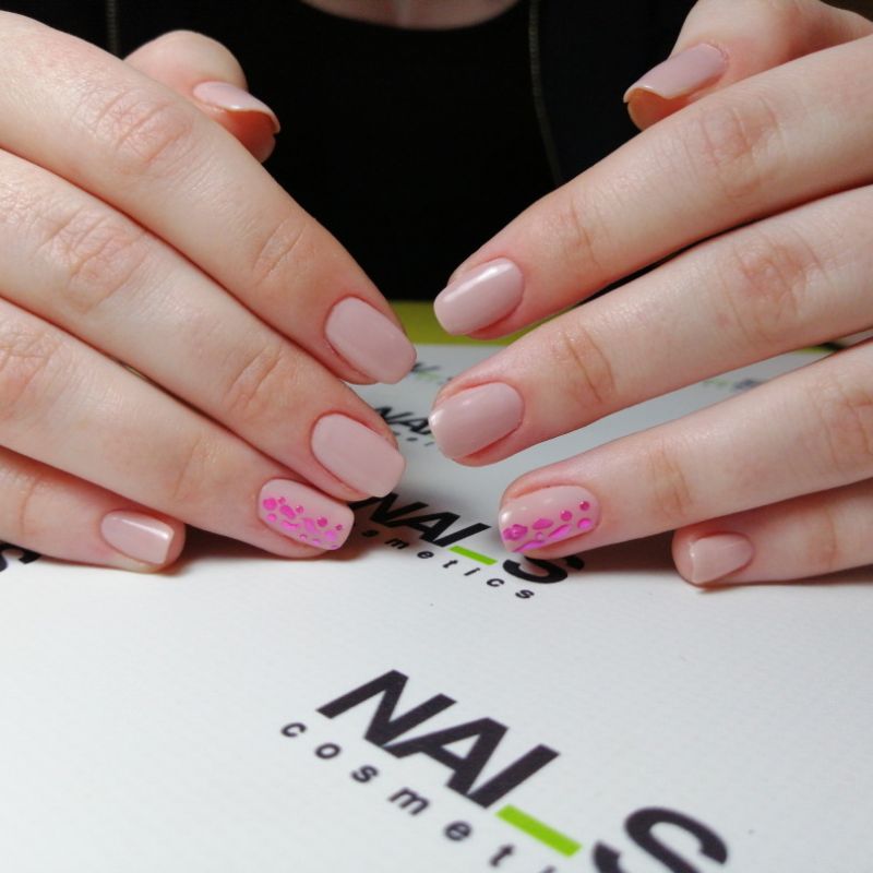 Gēla lakas manikīrs