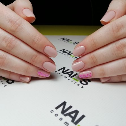 Gēla lakas manikīrs