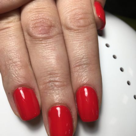 Manikīrs ar gēllakas pārklājumu