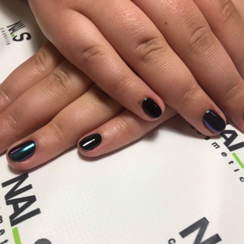 Manikīrs ar gēllakas pārklājumu un Mirror powder dizainu