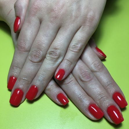 Manikīrs ar gēllakas pārklājumu