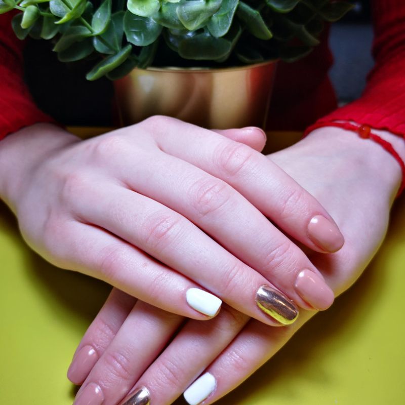 Gēllakas manikīrs ar Mirror pārklājumu