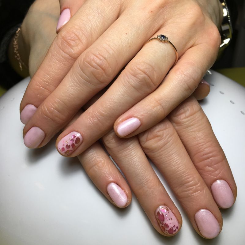 Manikīrs ar gēllakas pārklājumu un Chrome dizains