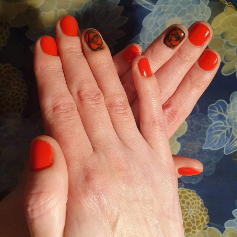 Gēllakas pārklājums ar rose dizainu