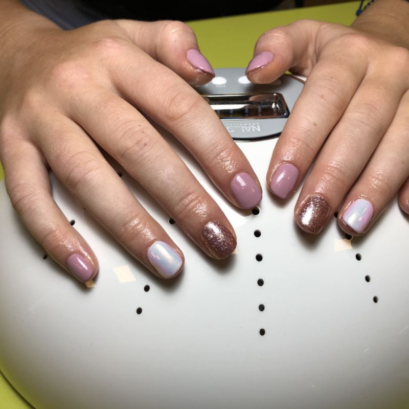 Eiropas manikīrs ar gēllakas pārklājumu un mirror dizainu