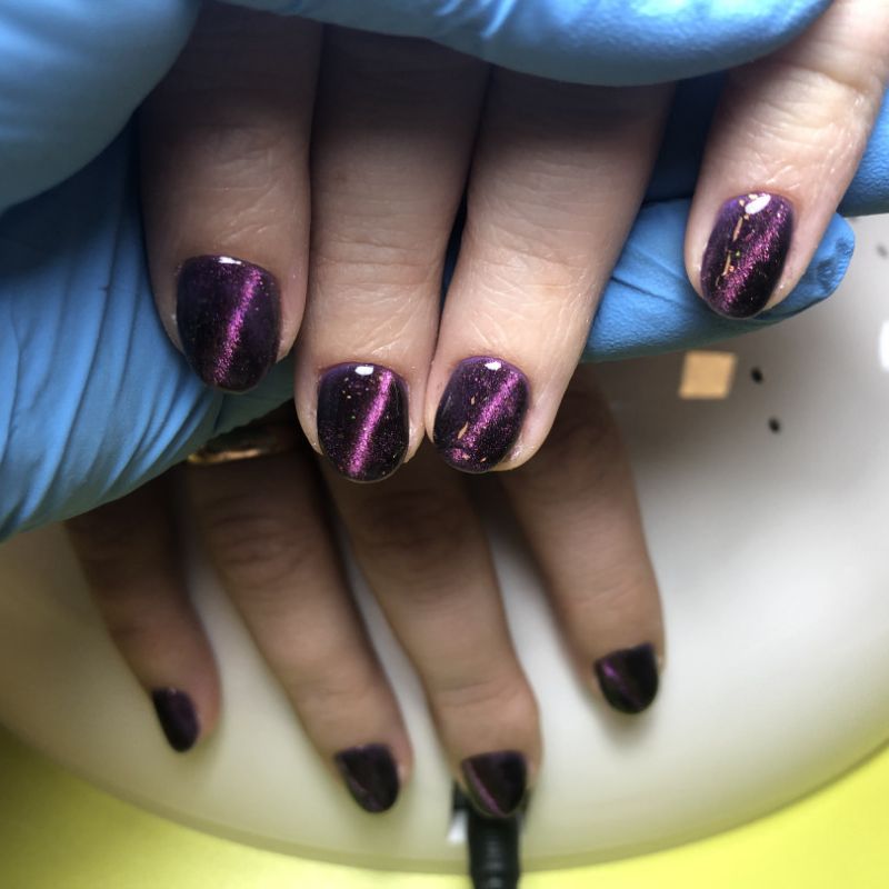 Manikīrs ar gēllakas pārklājumu un “magnetic” dizainu